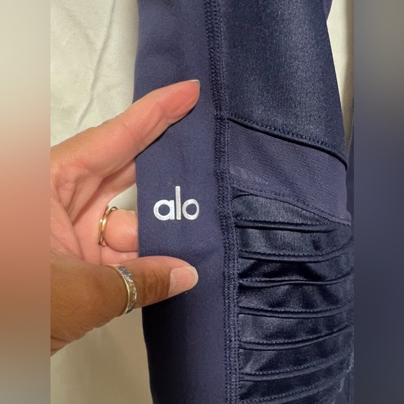 ✨Pristine✨ ALO Yoga Navy High Waisted Moto Leggings Activewear Workout Gym - Picture 9 of 10